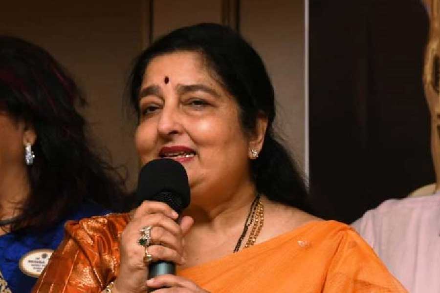 লতা মঙ্গেশকর তখন খ্যাতির মধ্যগগনে। সে সময় থেকে অনুরাধার লড়াই শুরু। শোনা যায়, এমন অনেক গান আগে তিনি গেয়েছিলেন যেগুলি পরে লতাকে দিয়ে গাওয়ানো হয়।