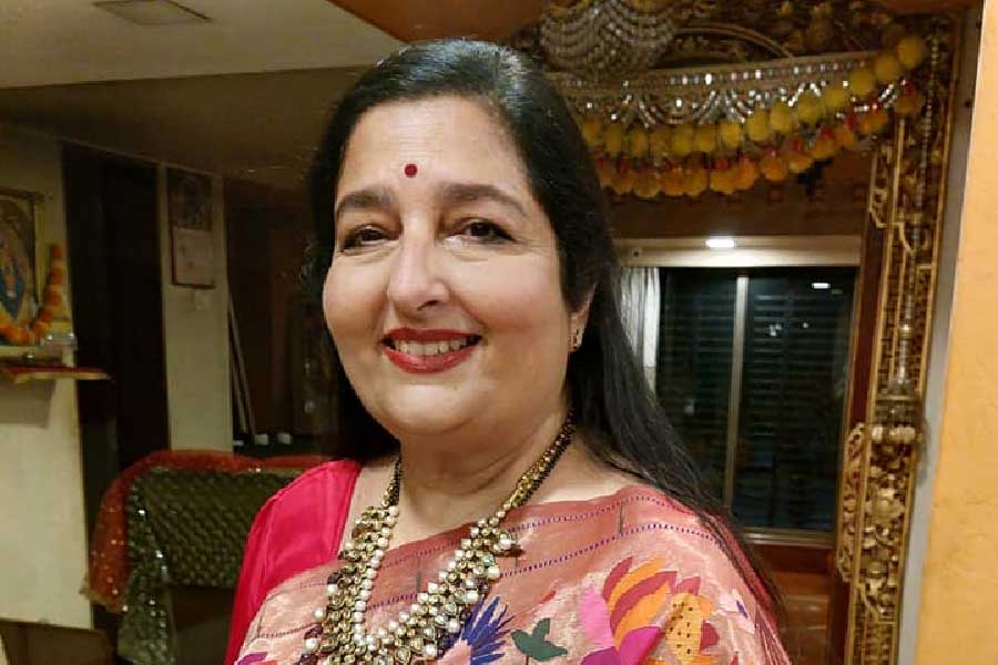 ধীরে ধীরে লতা-যুগের ইতি ঘটতে  থাকে। লতা যে সকল সুরকারের গান গাইতেন, তাঁদের অনেকেরই মৃত্যু হয়। অনেকে বয়সের কারণে কাজ বন্ধ করে দেন। সেই সুযোগেই বলিউডে ধীরে ধীরে নিজের জায়গা পাকা করতে থাকেন অনুরাধা।