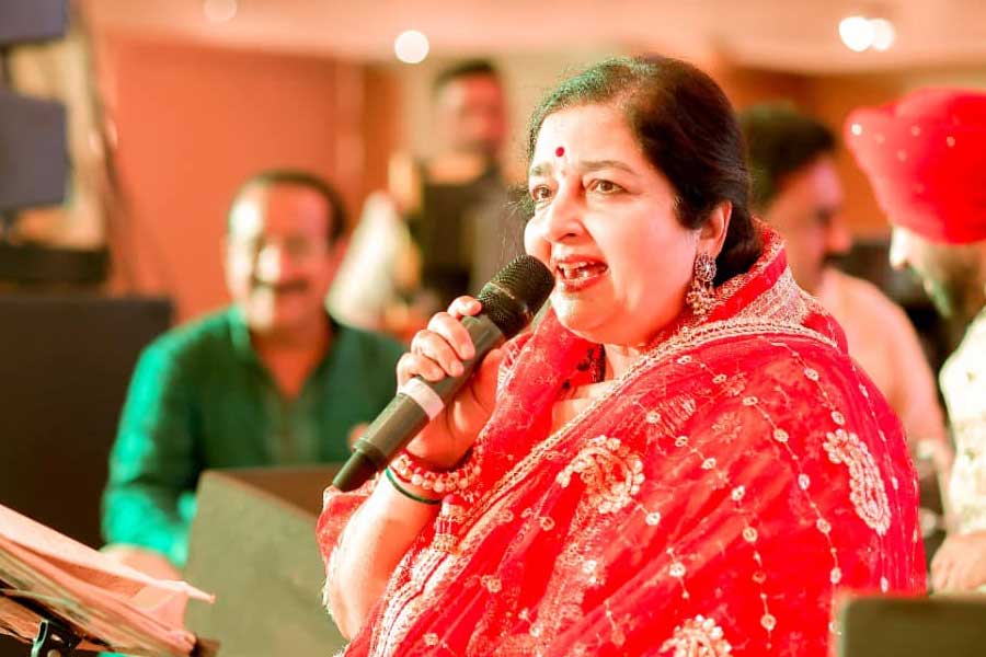 নব্বইয়ের দশকের শুরুতে হিন্দি ছবির জগতে গানের ৬০ শতাংশ বাজার ছিল টি সিরিজ়ের। অনুরাধার কেরিয়ারে সেই সংস্থার বড় ভূমিকা রয়েছে।