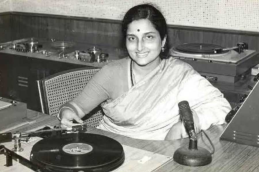 গুলশন কুমারের সঙ্গে একটি চুক্তি সই করেন অনুরাধা। চুক্তি অনুযায়ী টি সিরিজ় ছাড়া কোনও সংস্থায় গান করতে পারবেন না তিনি। আর ওই সংস্থার সমস্ত গানও অনুরাধাই গাইবেন। কোনও সুরকার অন্য কোনও গায়িকাকে দিয়ে গান গাওয়াতে চাইলে তাঁদের সংস্থা জানিয়ে দিত যে, অনুরাধাকে দিয়েই গাওয়াতে হবে।