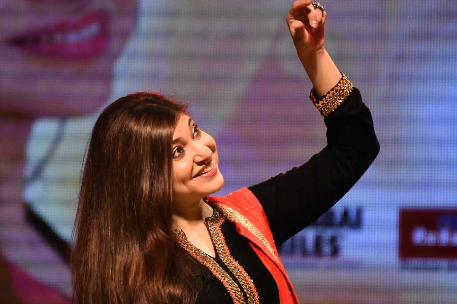 ‘দিল’ ছবির সব গান প্রথমে অলকা গেয়েছিলেন। পরে তা অনুরাধাকে দিয়ে গাওয়ানো হয়েছিল। অভিযোগ, অলকাকে এই বিষয়ে কিছু জানানো হয়নি। অনুরাধাও নাকি ফোন করে কিছু জানাননি।