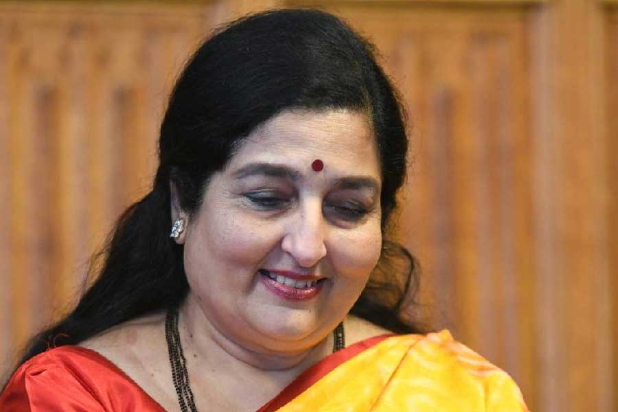 ‘দিল’ ছবিতে মাধুরীর লিপে অনুরাধার গান হিট হয়। তাতে বাড়তি সুবিধা পেয়ে যান অনুরাধা। এর পর থেকে সুরকাররা মাধুরীর লিপে গাওয়ার জন্য সরাসরি অনুরাধার কাছেই যেতেন।