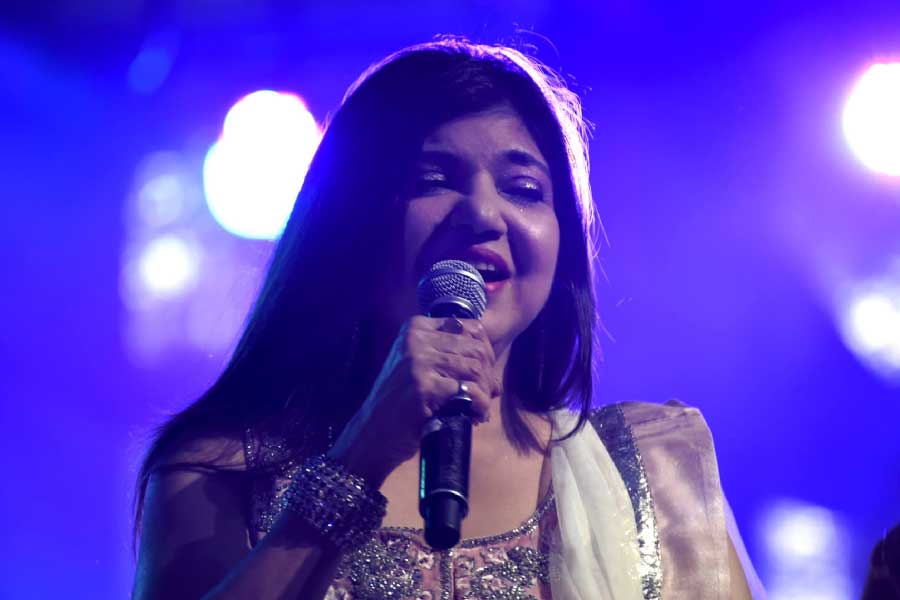 অলকাও ছেড়ে দেওয়ার পাত্রী নন। তিনি তখন টিপস, ভেনাস সংস্থার সঙ্গে কাজ করতেন। মাটি আঁকড়ে পড়েছিলেন তিনিও।