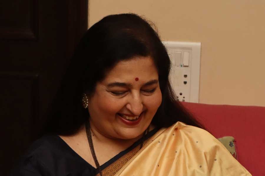 ‘ইতিহাস’ ছবিতে আবার একই কাণ্ড। দিলীপ সেন, সুমিত সেন সঙ্গীত পরিচালক ছিলেন। অভিনয় করেছিলেন অজয় দেবগণ, টুইঙ্কল খন্না। ছবির সব গান প্রথমে অলকা গেয়েছিলেন। পরে তিনটি গান অলকার বদলে অনুরাধাকে দিয়ে গাওয়ানো হয়। গানগুলি হল ‘দিলকি কলম সে’, ‘ও রামজি’, ‘ইয়ে ইশক বড়া বেদরদি’।