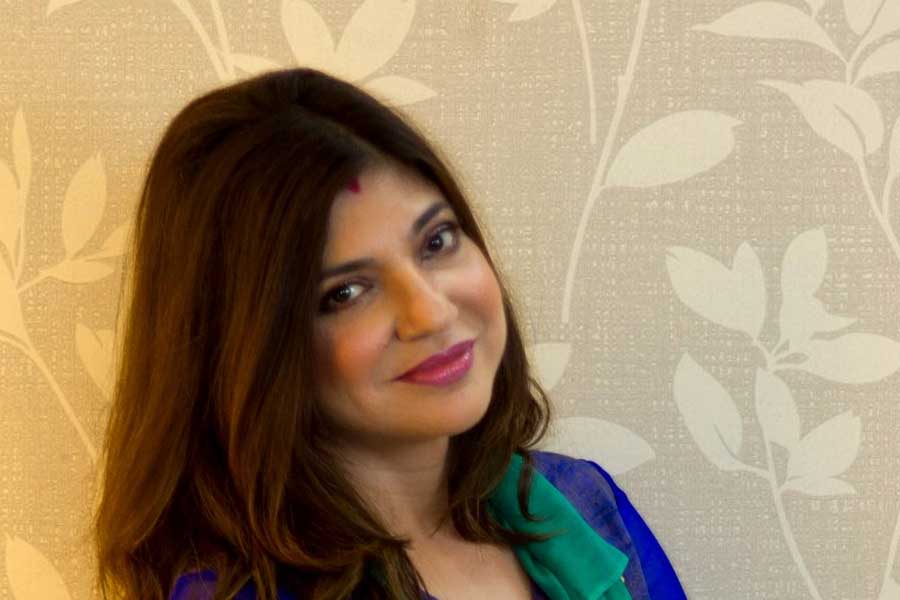 অনুরাধা তখন ছবিতে প্লেব্যাক প্রায় ছেড়ে দিয়ে ভজনে মন দিয়েছেন। অলকা অভিযোগ করেন, এই সময়ও অনুরাধা তাঁর গান ছিনিয়ে নেন।