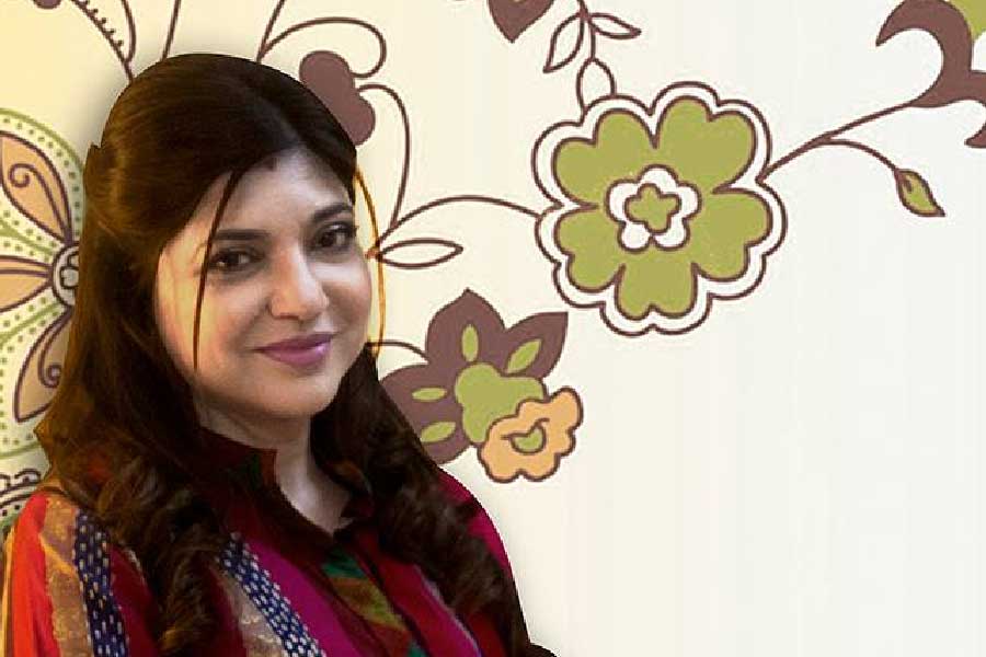 ১৯৯৭ সালে একটি সাক্ষাৎকারে অলকা এই নিয়ে প্রকাশ্যে মুখ খোলেন। সরাসরি আঙুল তোলেন অনুরাধার দিকে। তিনি বলেন, ‘‘বার বার অনুরাধা আমার গান ছিনিয়ে নেন। ‘দিল’ ছবিতে করেছিলেন। আমায় না জানিয়েই আমার সব গান ডাব করেছিলেন। ‘ইতিহাস’ ছবিতেও করেন।’’