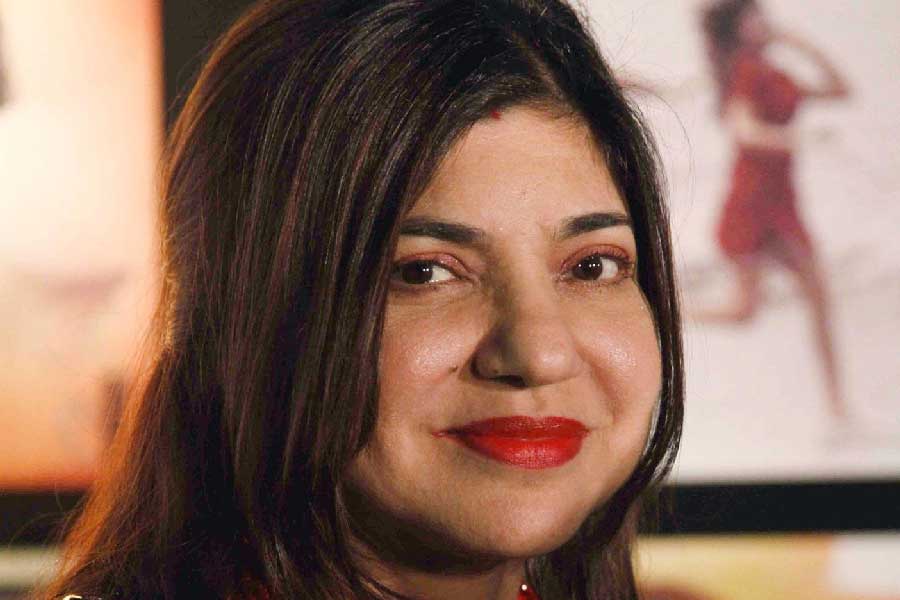 এখানেই থামেননি অলকা। তিনি বলেন, ‘‘বার বার একই যুক্তি দেন অনুরাধা। মাধুরীর লিপে তাঁর কণ্ঠ বেশি মানায়। এখন কি টুইঙ্কলের লিপেও ওঁর কণ্ঠ বেশি মানায়?’’