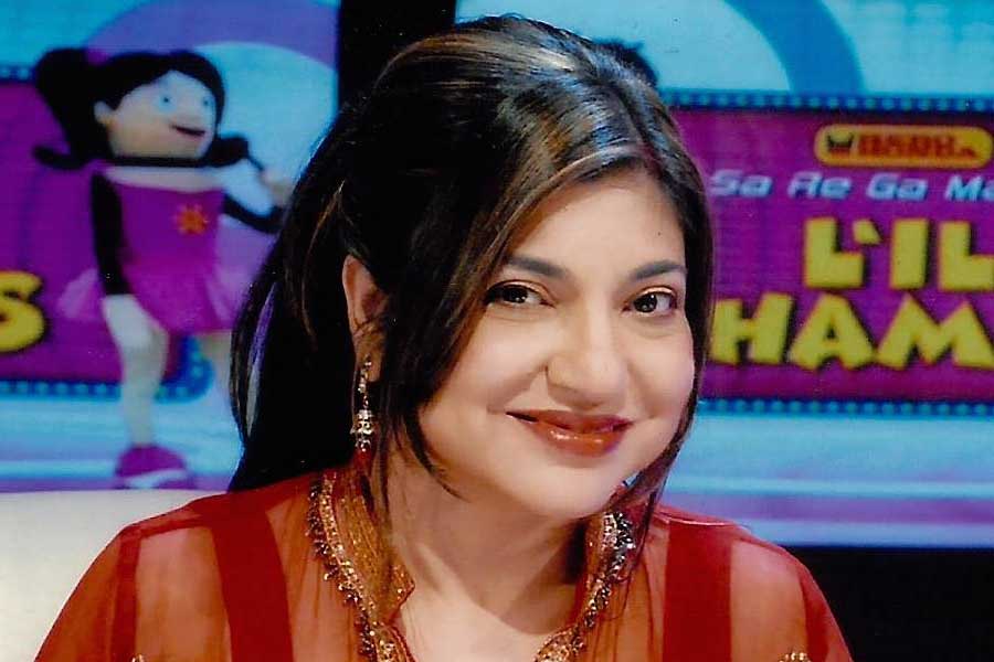 তাঁর পিছনে ছুরি মারার অভিযোগও করেন অলকা। তিনি বলেন, ‘‘উনি তো ইন্ডাস্ট্রি ছেড়ে দিয়েছিলেন। কেন আবার এ রকম করলেন? আর যখন করলেন, যখন আমি মুম্বইতে ছিলাম না। পিছন থেকে ছুরি মেরে আমার গান ছিনিয়ে নিয়েছেন।’’