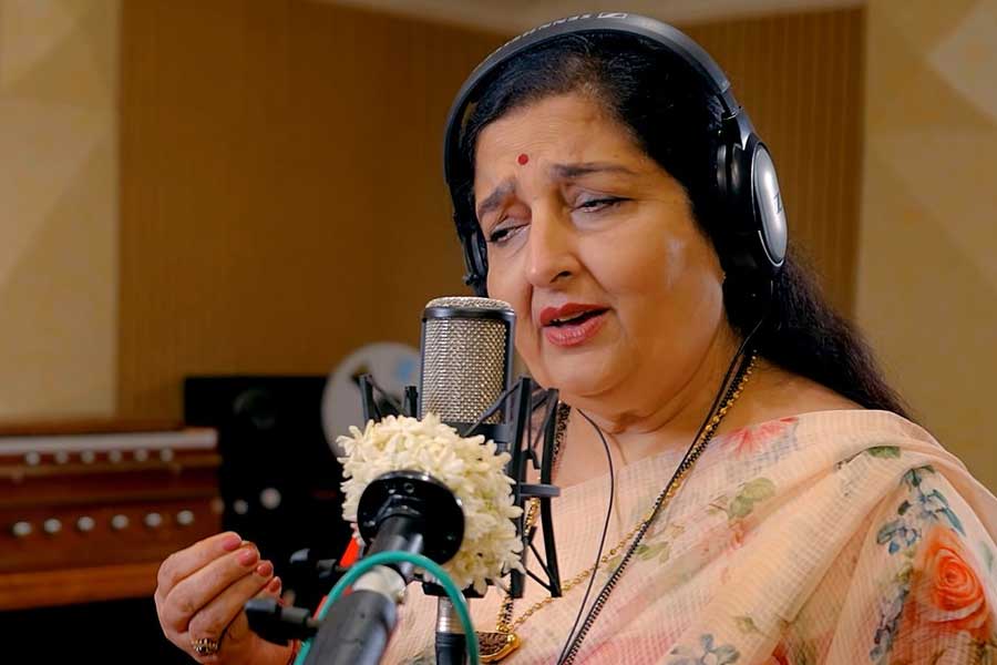 অলকা দাবি করেন, ‘‘আমাকেও অনেক সময় বলা হয়, অনুরাধার পরিবর্তে গান গাইতে হবে। আমি কিন্তু করিনি। এই ধরনের কাজ আমি করি না।’’