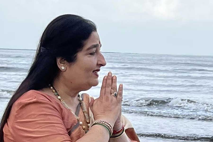 সংবাদমাধ্যম এই নিয়ে অনুরাধার মন্তব্য শুনতে চায়। কিন্তু তিনি কোনও উত্তর দেননি।