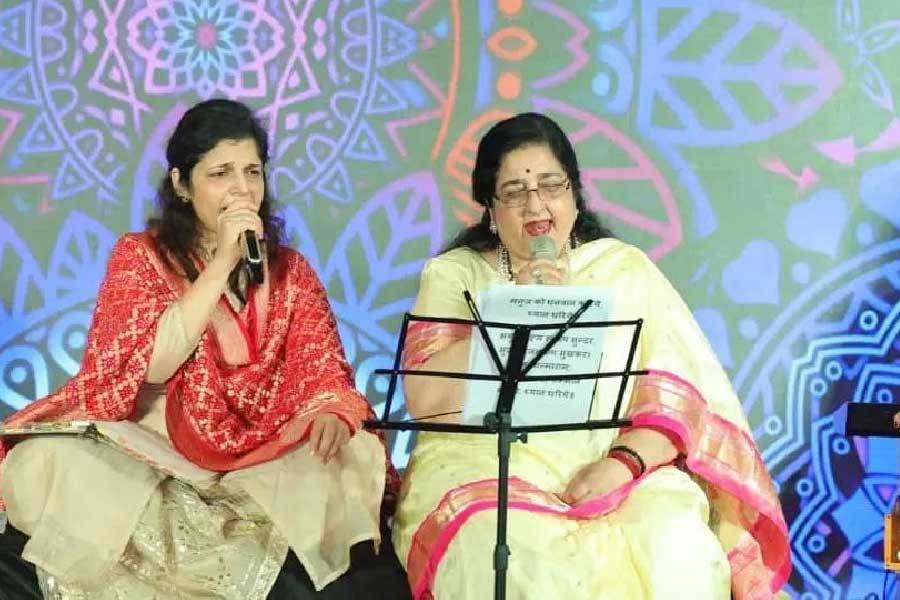 ‘ইতিহাস’ সিনেমার সঙ্গীত পরিচালক দিলীপ সেন, সুমিত সেন বলেন, ‘‘গানগুলি বিক্রি হচ্ছিল না। কেউ নিচ্ছিল না। তাই শেষ পর্যন্ত টি সিরিজ়ের কাছে যাই। গুলশন স্পষ্ট বলেন, হয় অনুরাধা, নয়তো নয়। তার পর ঠিক হয় অনুরাধা তিনটি গান গাইবেন। বাকি অলকার গানই রেখে দেওয়া হয়।’’