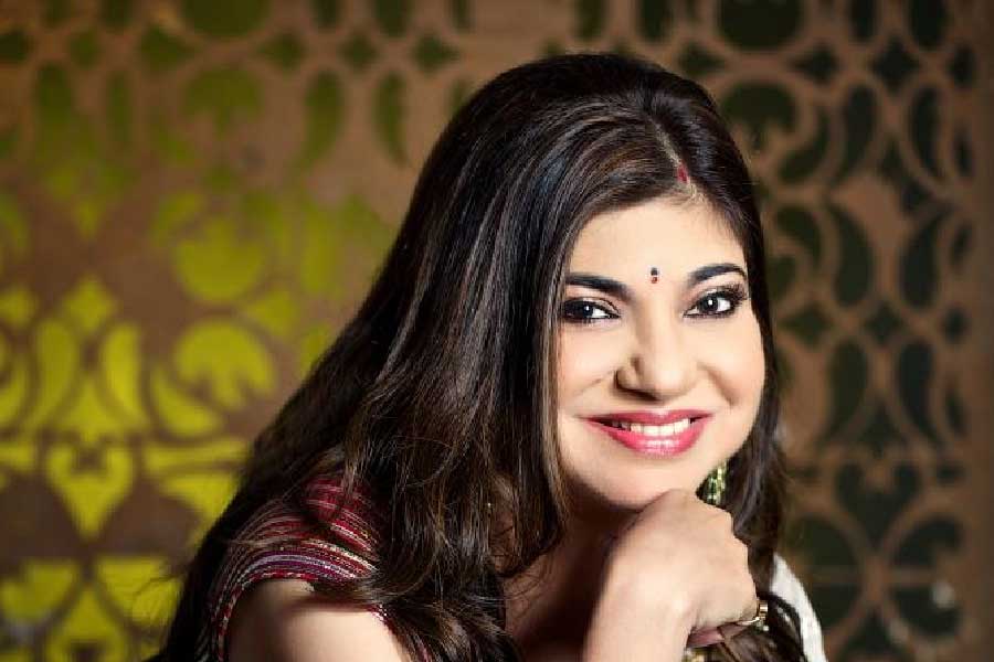 ‘দিল হ্যায় কি মানতা নেহি’-র পর সব ছবিতে অনুরাধা গানের জন্য ২৫ লক্ষ টাকা নিতে শুরু করেন। সেই টাকা দেওয়াও হত তাঁকে। এর পর ক্রমেই উত্থান হয় অনুরাধার। অভিযোগ, তিনি টি সিরিজ়ের সঙ্গে কাজ করতে আসা সঙ্গীত পরিচালকদেরও নির্দেশ দিতে শুরু করেন।