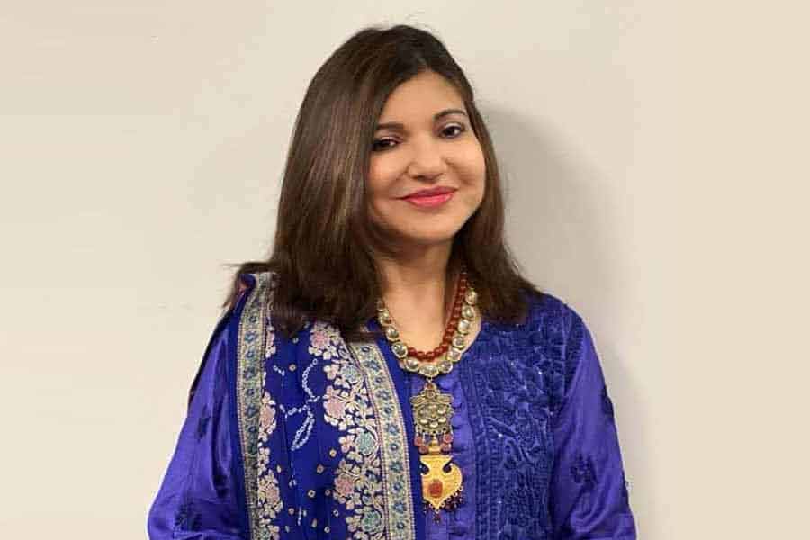 এটাই মানতে পারেননি সঙ্গীত পরিচালকেরা। ধীরে ধীরে কাজ হারাতে থাকেন অনুরাধা। এক সময় বলিউড থেকে পুরোপুরি সরে যেতে বাধ্য হন তিনি। তখন তাঁর জায়গা পাকাপাকি দখল করেন অলকা।