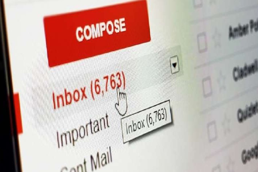 ইনবক্সের এই প্রচারমূলক ইমেলের হাত থেকে সহজে মুক্তি পাওয়ার উপায় রয়েছে। তার জন্য ডেস্কটপ বা ল্যাপটপ থেকে প্রথমে জিমেলে লগ ইন করতে হবে। তার পর উপরে সার্চ করার জায়গায় গিয়ে ইংরেজিতে টাইপ করতে হবে ‘আনসাবস্ক্রাইব’ শব্দটি।