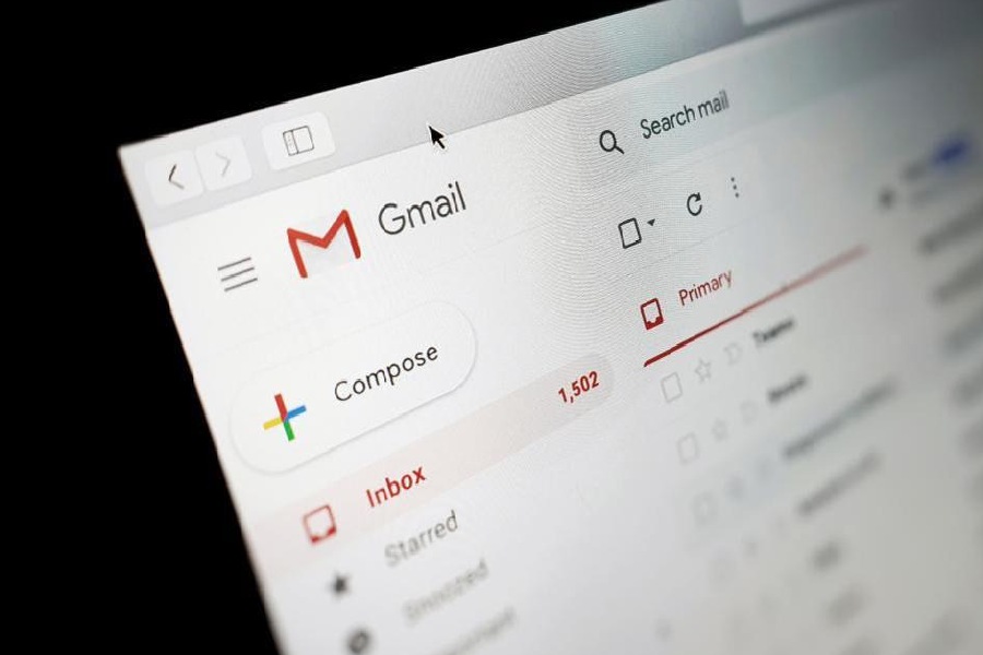 এ ভাবে গোপন বার্তা পাঠানোর জন্য মেল পাঠানোর আগে স্ক্রিনে ‘তালা’ চিহ্নতে ক্লিক করতে হবে। তা হলেই মেলটি ‘কনফিডেনশিয়াল’ বা গোপন হিসাবে বিবেচিত হবে।