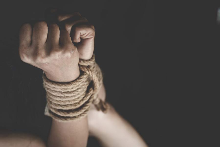 ইথিওপিয়ার রাজধানী আদ্দিস আবাবা থেকে প্রায় ৫৬০ কিলোমিটার এই ঘটনা ঘটে। স্কুল থেকে ফেরার পথে এক কিশোরীকে অপহরণ করে চার দুষ্কৃতী।