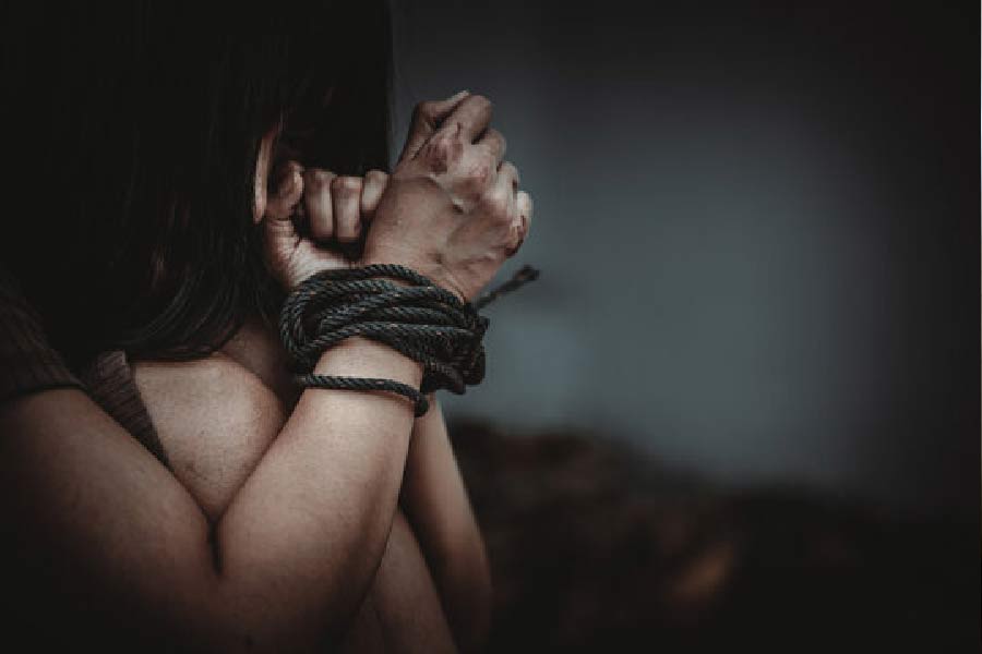 কিন্তু এক সপ্তাহ ধরে ওই কিশোরীর উপর চালানো হয়েছিল অকথ্য অত্যাচার। মারধর তো চলতই। পাশাপাশি যৌন নির্যাতনও চালানো হয়েছিল ওই কিশোরীর উপর।