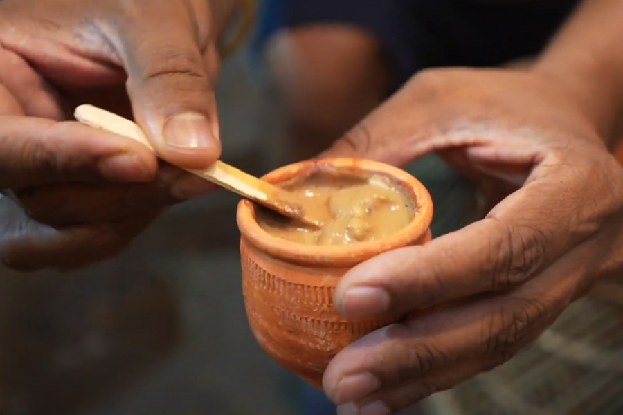 মাটির ভাঁড়ে রসগোল্লার চা!