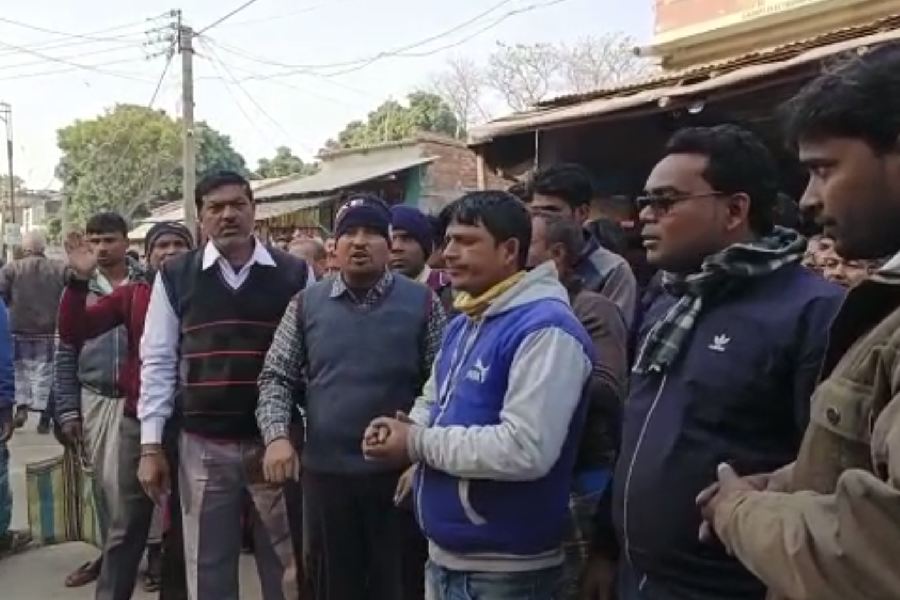 মালদহে কেন্দ্রীয় প্রতিনিধি দলের সামনে বিক্ষোভ। নিজস্ব ছবি।