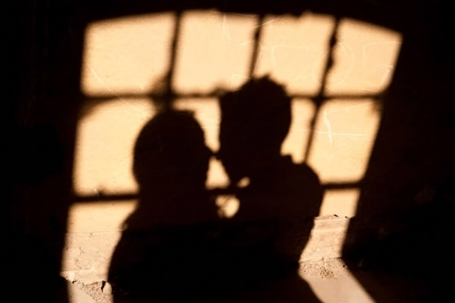 মেসিকে স্পষ্ট করে হেনরি জানিয়ে দেন, এই সম্পর্ক থেকে তিনি বেরিয়ে যেতে চান। তবে হেনরির এই সিদ্ধান্ত মেনে নিতে পারেননি মেসি। প্রেম হারানোর দুঃখ সহ্য করতে না পেরে আত্মঘাতী হন তিনি।