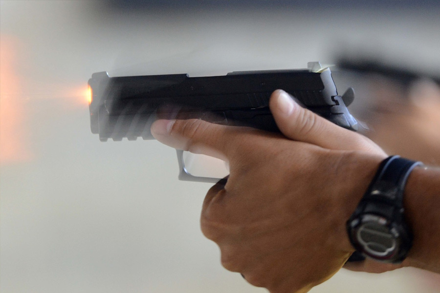 মেসির দাদা জানতেও পারেননি যে, তাঁর ছোড়া গুলি হেনরির শরীর বিদ্ধ করতে পারেনি। প্রথম গুলি হেনরির শরীর ছুঁয়ে বেরিয়ে গিয়েছিল বটে কিন্তু দ্বিতীয় গুলিটি লাগে হেনরির পাশে থাকা একটি গাছে।