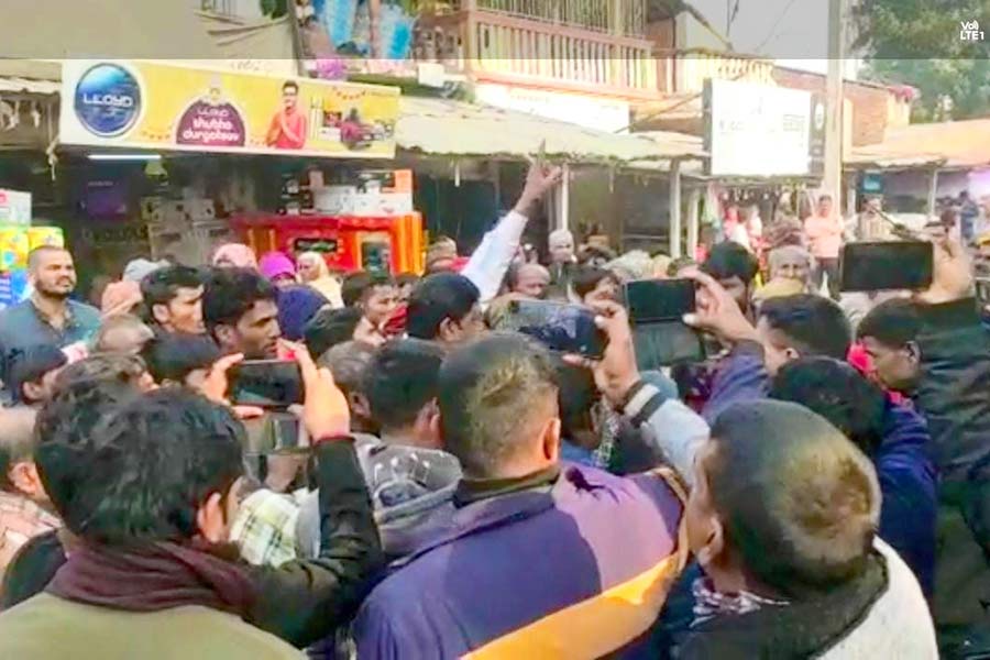 জমায়েত: ভালুকা গ্রাম পঞ্চায়েত অফিসের ভিতরে তখন বিডিও ও কেন্দ্রীয় দলের দুই সদস্য। বাইরে চলছে বিক্ষোভ। বুধবার। নিজস্ব চিত্র