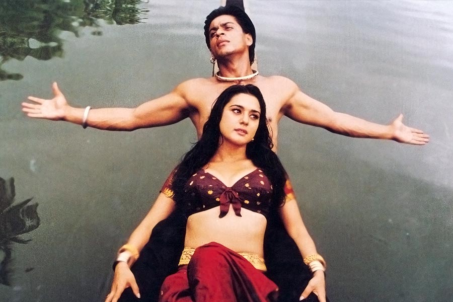 ১৯৯৮ সালে মণিরত্নমের পরিচালনায় মুক্তি পেয়েছিল ‘দিল সে’ ছবিটি। শাহরুখ খানের বিপরীতে অভিনয় করতে দেখা গিয়েছিল প্রীতি জ়িন্টাকে। এই ছবির মাধ্যমেই বড় পর্দায় হাতেখড়ি প্রীতির। প্রথম ছবিতেই বাজিমাত করেছিলেন অভিনেত্রী।