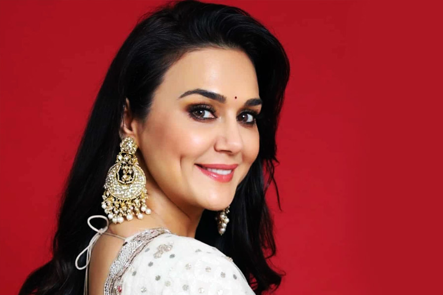 রোম্যান্স ঘরানার ছবি হোক বা ফ্যামিলি ড্রামা, সব রকম ছবিতে অভিনয় করে নিজের চরিত্রটি নিপুণ ভাবে ফুটিয়ে তুলতে পারতেন প্রীতি। একের পর এক হিট ছবি উপহার দিয়ে দর্শকের মনে জায়গা করে নিয়েছিলেন তিনি। অবশ্য হাসার সময় তাঁর গালে যে টোল পড়ে, তার জন্যও কম জনপ্রিয় ছিলেন না অভিনেত্রী।