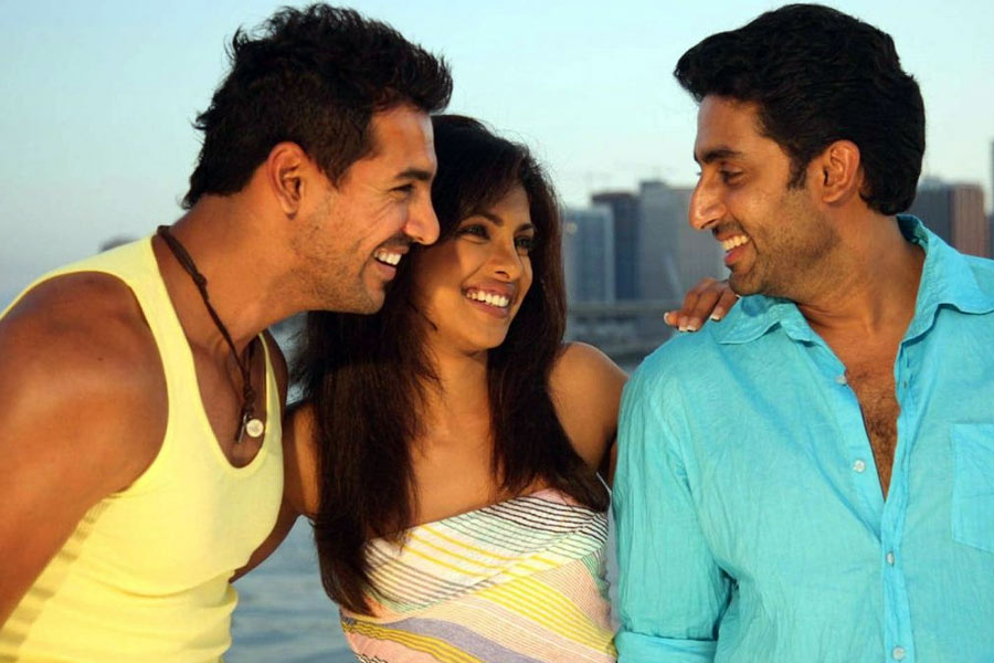 প্রীতি ‘দোস্তানা’ ছবিতে কাজ করা শুরু করবে তা জানার পর প্রিয়ঙ্কা ‘ম্যায় অওর মিসেস খন্না’ছবির কাজ মাঝপথে ছেড়ে আসেন। ‘দোস্তানা’ ছবির কাজ প্রিয়ঙ্কা শুরু করলে প্রীতিকে অনিচ্ছা সত্ত্বেও ‘ম্যায় অওর মিসেস খন্না’ছবিতে প্রিয়ঙ্কার ছেড়ে দেওয়া চরিত্রে অভিনয় করতে হয়।