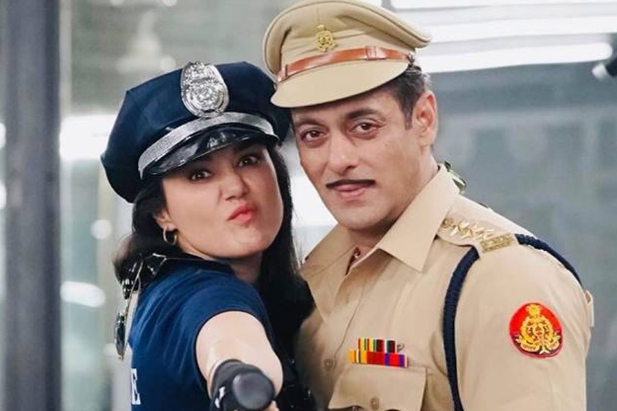 তখন শাহরুখের সঙ্গে বেশির ভাগ ছবিতে প্রিয়ঙ্কাকে দেখা যেত। কাছের বান্ধবী প্রীতি কাজ পাচ্ছেন না জেনেও তাঁর দিক থেকে মুখ ফিরিয়ে ছিলেন শাহরুখ। শেষ পর্যন্ত প্রীতির দিকে সাহায্যের হাত বাড়িয়ে দিয়েছিলেন সলমন খান।