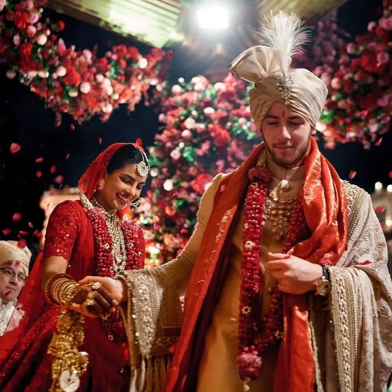 ২০১৮ সালে বিখ্যাত গায়ক নিক জোনাসের সঙ্গে গাঁটছড়া বেঁধে বিদেশেই সংসার পাতেন প্রিয়ঙ্কা। স্বামী এবং কন্যা মালতিকে নিয়ে দিন কাটাচ্ছেন তিনি। অন্য দিকে প্রীতিও সরে এসেছেন অভিনয় থেকে।