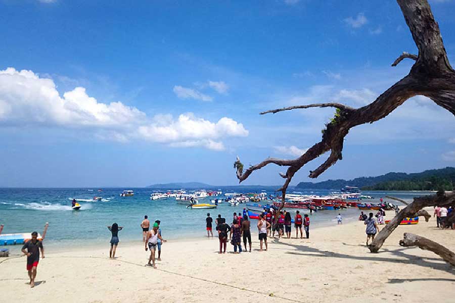 নাম না জানা রঙিন সব মাছ এবং প্রবাল প্রাচীর দেখার জন্য প্রায় সারা বছরই পর্যটকরা ভিড় জমান এখানে।