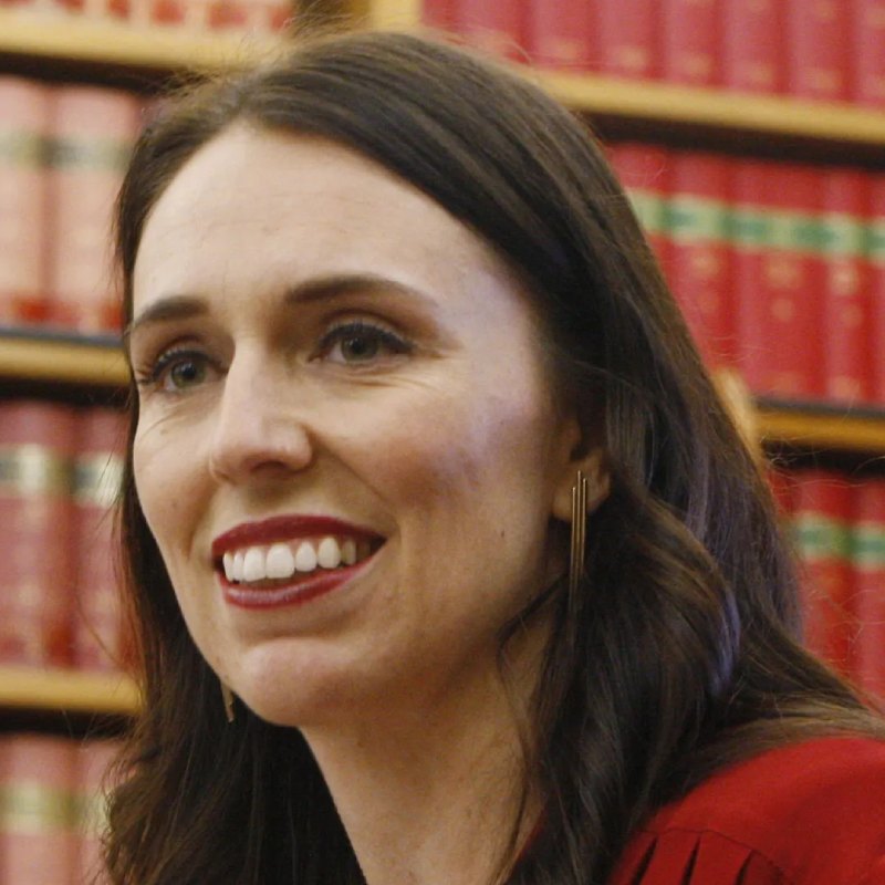 প্রধানমন্ত্রী পদ থেকে সরে যাওয়ার কারণ জানতে চাওয়া হলে জাসিন্ডা বলেন, ‘‘এমন একটি বিশেষ পদের সঙ্গে অনেক রকম গুরুদায়িত্ব জড়িয়ে থাকে। নেতৃত্ব দেওয়ার জন্য আপনি কখন সঠিক ব্যক্তি আর কখন নন, তা বোঝার দায়িত্ব আপনারই।’’