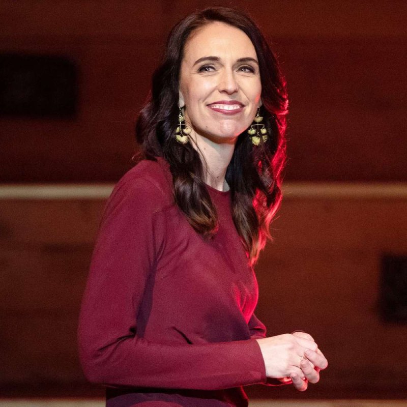 আগামী বছর অক্টোবরে নিউ জ়িল্যান্ডে সাধারণ নির্বাচন হওয়ার কথা। ক্ষমতাসীন লেবার পার্টির সঙ্গে প্রধান বিরোধী দল ন্যাশনাল পার্টির কড়া টক্কর হতে পারে বলে বিভিন্ন জনমত সমীক্ষায় পূর্বাভাস। তার আগে জাসিন্ডার এই ঘোষণা ঘিরে জল্পনা তৈরি হয়েছে। 