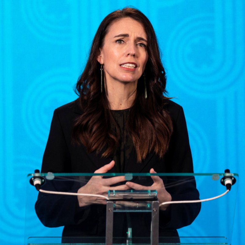 ২০১৭ সালে মাত্র ৩৭ বছর বয়সে নিউ জ়িল্যান্ডের প্রধানমন্ত্রী হিসেবে নির্বাচিত হয়েছিলেন জাসিন্ডা। সে সময় তিনি ছিলেন বিশ্বের কনিষ্ঠতম রাষ্ট্রনেতা। 