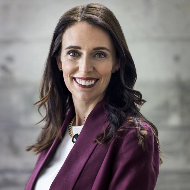 ২০২০ সালের নির্বাচনে লেবার পার্টির বিপুল জয়ের পরে দ্বিতীয় বার নিউ জ়িল্যান্ডের প্রধানমন্ত্রীর আসনে বসেছিলেন তিনি। তার আগে নিউ জ়িল্যান্ডের প্রধানমন্ত্রী হেলেন ক্লার্ক এবং ব্রিটেনের প্রধানমন্ত্রী টোনি ব্লেয়ারের দফতরে অ্যাসিস্ট্যান্ট হিসেবেও কাজ করেছেন জাসিন্ডা।