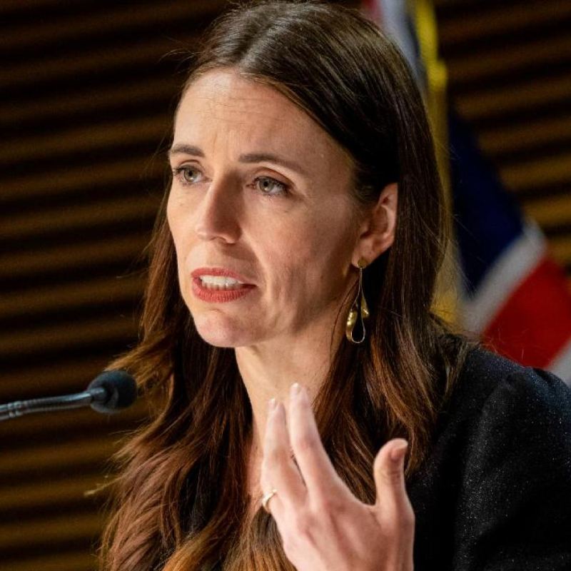 প্রধানমন্ত্রী হিসাবে দায়িত্ব পালন করবেন বলে এই জাসিন্ডা নিজের বিয়ের তারিখ বার বার বাতিল করেছিলেন। নানা রাজনৈতিক কারণে বিয়ের পরবর্তী তারিখ ঠিক করে ওঠার সময় পাচ্ছিলেন না তিনি। প্রধানমন্ত্রী থাকা অবস্থায় অন্তঃসত্ত্বাও হন জাসিন্ডা। 