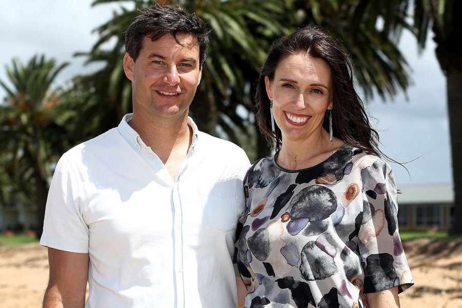 ক্লার্ক গেফোর্ড নামের এক সাংবাদিকের প্রেমে পড়েন তিনি। কিন্তু কাজের চাপে মনের মানুষকে বিয়ে করার সময় পাননি জাসিন্ডা। তখন তিনি বিরোধী দলের এমপি হিসাবে দায়িত্ব পালন করছেন।