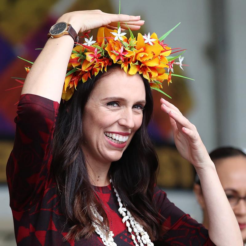 জাসিন্ডা যখন ১৭ বছরের কিশোরী, তখন থেকে রাজনীতির সঙ্গে যোগসূত্র তাঁর। ১৯৯৭ সাল থেকে লেবার পার্টির সঙ্গে কাজ করছেন তিনি। 