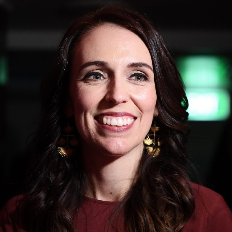 ২০০১ সালে স্নাতক স্তরের পড়াশোনা শেষ করে বিদেশের বিভিন্ন রাজনৈতিক দফতরে কাজ করতে শুরু করেন জাসিন্ডা।