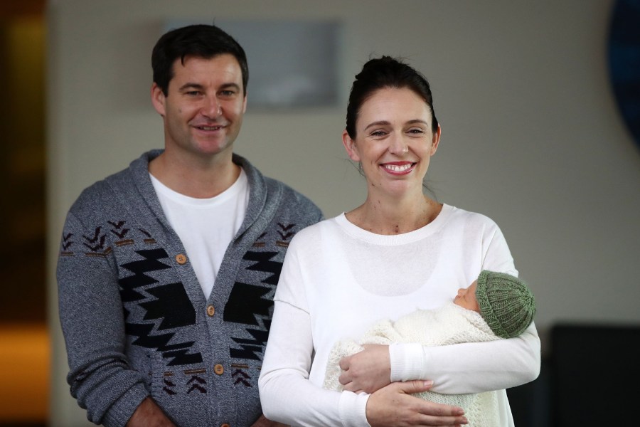 ক্লার্কের সঙ্গে সম্পর্ক ছ’বছরের গণ্ডি পেরিয়ে যাওয়ার পর এক কন্যাসন্তানের জন্ম দেন জাসিন্ডা। এর পর তাঁর বিয়ে নিয়ে জল্পনা শুরু হলেও প্রধানমন্ত্রীর দায়িত্ব সামলাতে ব্যস্ত থাকায় বিয়ে করার সময় বার করতে পারেননি তিনি।