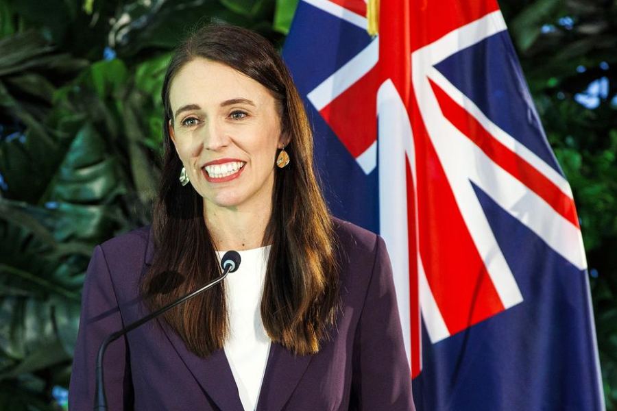 এই সময়ে লেবার পার্টির প্রধানের দায়িত্বভারও চলে আসে জাসিন্ডার উপর। কোলের সন্তানকে নিয়ে প্রধানমন্ত্রী পদের দায়িত্বের পাশাপাশি দলের দায়িত্বও সামলেছেন তিনি।