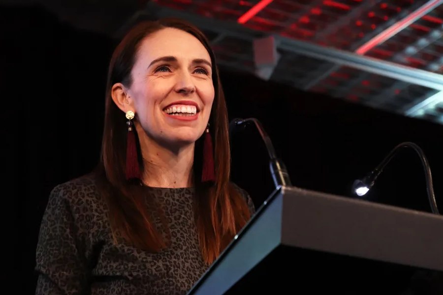 ২০২০ সালে দ্বিতীয়বার প্রধানমন্ত্রী পদে নির্বাচিত হন জাসিন্ডা। সকলে অনুমান করেছিলেন, এ বার ক্লার্ককে বিয়ে করবেন জাসিন্ডা। কিন্তু কোভিড অতিমারির কারণে আবার ব্যস্ত হয়ে পড়েন তিনি। পিছিয়ে যায় বিয়ে।