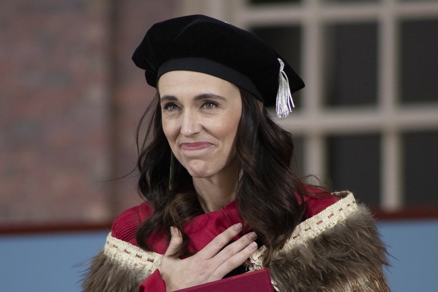 বিয়ের তারিখও নাকি ঠিক করে নিয়েছিলেন জাসিন্ডা। কিন্তু আবার ওমিক্রনের সংক্রমণ শুরু হওয়ায় দেশে কড়া নিয়ম চালু হয়। কোনও জমায়েত করা যাবে না বলে নির্দেশ জারি করা হয়। তাই জাসিন্ডাও তাঁর বিয়ের তারিখ বাতিল করে দেন।