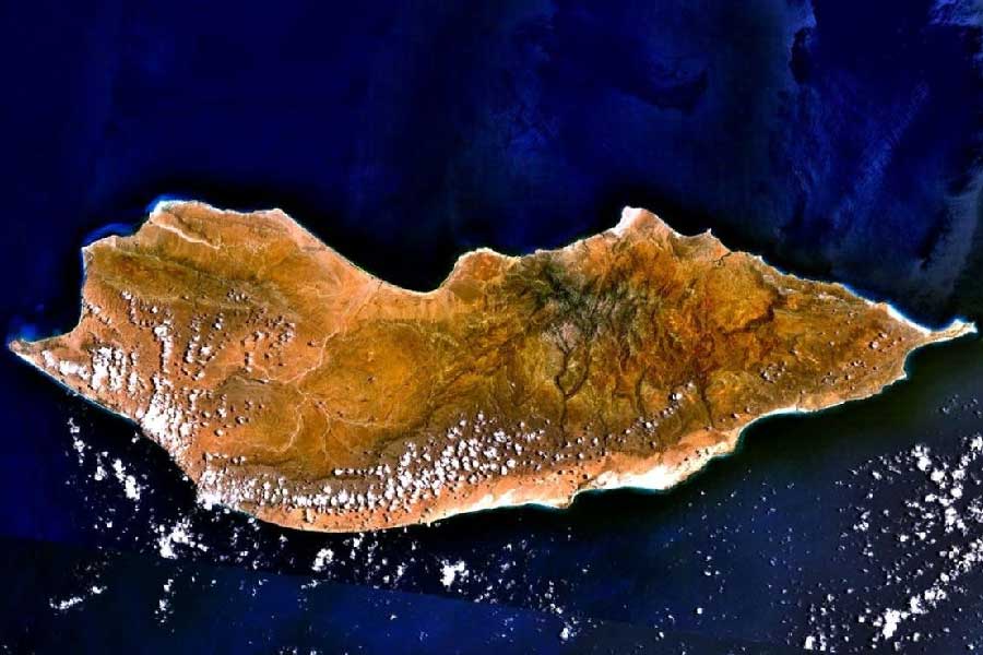 সোকোত্রা দ্বীপপুঞ্জ ইয়েমেনের অন্তর্গত। আফ্রিকা মহাদেশের পূর্ব উপকূল থেকে বেশ কয়েক কিলোমিটার পূর্বে অনেকগুলি ছোট ছোট দ্বীপের সমন্বয়ে গড়ে উঠেছে সোকোত্রা।