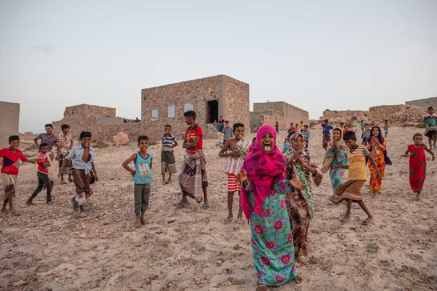 সোকোত্রাবাসীর পেশা মূলত মাছ ধরা। এ ছাড়া, মৌমাছির মধু সংগ্রহ এবং পশুপালন করে থাকেন কেউ কেউ। অনেকে আবার যুক্ত খেজুর চাষের সঙ্গে।