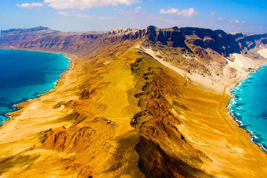 সমস্ত মহাদেশীয় ভূখণ্ড একসঙ্গে গন্ডোয়ানা নামে পরিচিত ছিল। তা থেকে কোনও ভাবে বিচ্ছিন্ন হয়ে নীচের দিকে সরে আসে সোকোত্রা। ভারত মহাসাগরের বুকে সেই থেকে শুরু তার একার রাজত্ব।