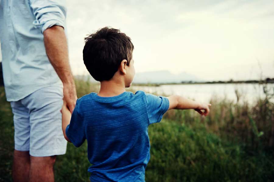 সিনেমা নয়। এ ছেলে বাস্তবের মুকুল। তিন বছর বয়সেই গড়গড়িয়ে বলে যায় পূর্বজন্মের কথা। কী পরিণতি হয়েছিল, তাও সে বলে দেয় এ জন্মের বাবা-মাকে। এমনকি তাঁর পরিণতির জন্য কারা দায়ী, তা-ও জানিয়েছিল সে। সেই নিয়ে রীতিমতো হইচই পড়ে গিয়েছিল।