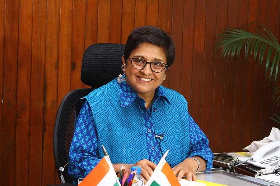 শুধু রুপোলি পর্দায় নয়, বাস্তবেও এ রকম অনেক দৃষ্টান্ত রয়েছে। এক সময় দেশের প্রথম মহিলা আইপিএস অফিসার কিরণ বেদীকে নিয়েও দেশবাসীর মধ্যে উত্তেজনা তুঙ্গে ছিল। তাঁকে আদর্শ মেনে অনেকে মহিলাই পুলিশ হওয়ার স্বপ্ন দেখেছিলেন এবং এখনও দেখেন।