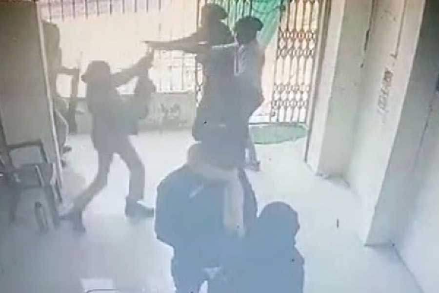 সম্প্রতি মহিলা পুলিশের সাহসিকতা এবং নির্ভীক চরিত্রের আরও এক নিদর্শন উঠে এসেছে বিহার থেকে। বিহারের এক ব্যাঙ্কে ডাকাতি করতে আসা সশস্ত্র দুষ্কৃতীদের আটকে বাস্তবের ‘হিরোইন’ হয়ে উঠলেন দুই মহিলা কনস্টেবল।